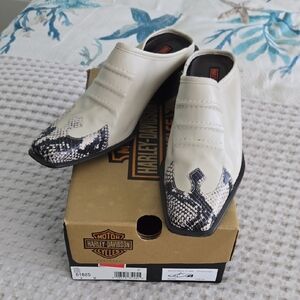 Harley-Davidson Cream Slip-On Loafers with Black-and-Cream Snake Accent